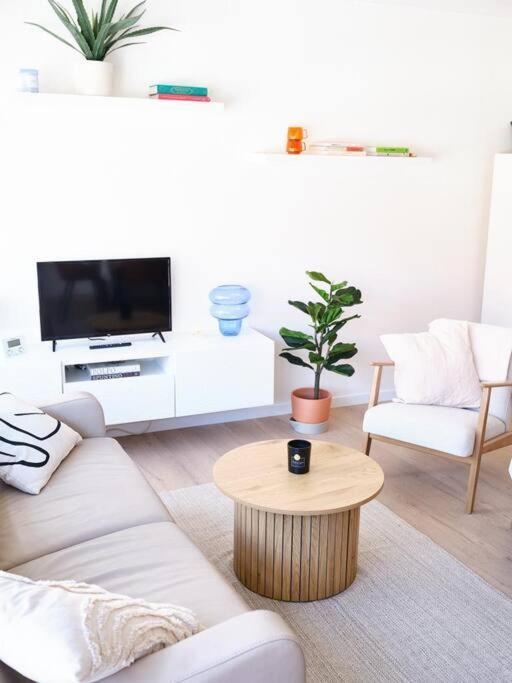 Hugo By The Harbor, Light-Filled And Centrally Located Apartment - Free Parking Ostend Exterior photo